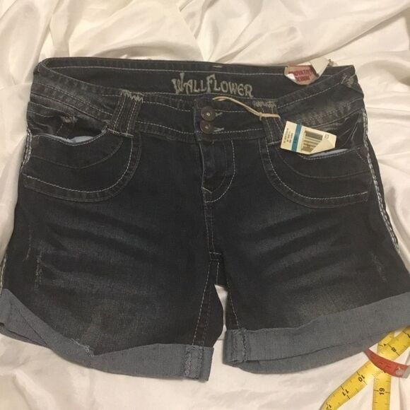Wallflower Dark Wash 2 Button Whisker Detail Cuff Bottom Jeans Shorts 9 - Picture 4 of 7